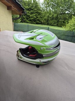 Prodám dětskou motokros přilbu - 3