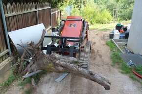 Zemní práce mininakladačem Ditch Witch SK 1750 v Praze - 3