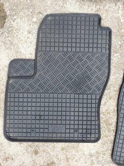 Prodám gumové koberečky Ford Focus mk2 - 3