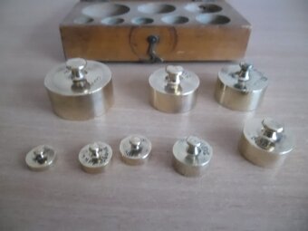 staré mosazné závaží k váhám - vyleštěno - 3