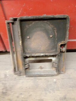 Prodám starší spodní dvířka na Viadrus u 22 - 3