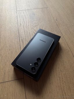 Samsung Galaxy S24 256GB šedý - 3