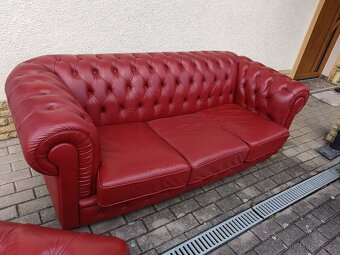 Dvě anglická kožená křesla Chesterfield + gauč - 3