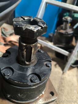 Minibagr hydromotory - 3