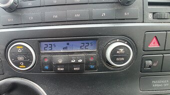 VW T5 Multivan -- rádio a panel klimatizace - 3