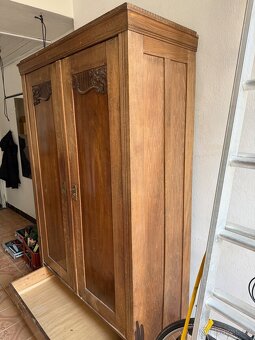 Starodávná dřevěná skříň - 3