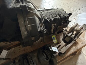 Mercedes W115 motor s převodovkou - 3