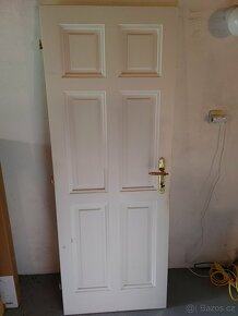 Starší masivní dveře bílé 70 × 196 cm levé s klíčem - 3