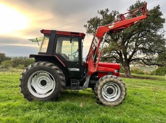 Traktor Case s čelním nakladačem - 3