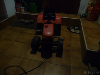 Prodám šlapací traktor, houpačku, dětské pískoviště - 3