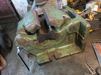 Prizmovy zverák - 3