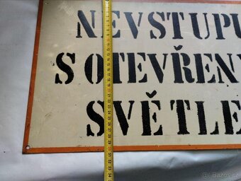 RETRO PLECHOVÁ CEDULE NEVSTUPUJ S OTEVŘENÝM SVĚTLEM vhodné k - 3