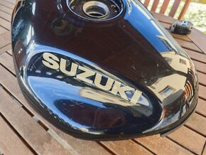 Suzuki Bandit 1200 - nádrž - - svody - 3