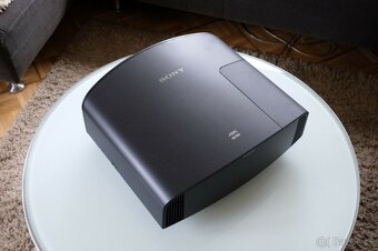 Projektor Sony VW260 4K v černé barvě - 3
