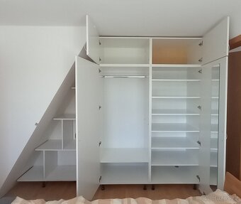 velká bílá šatní skříň + policový díl pod šikminu - 3