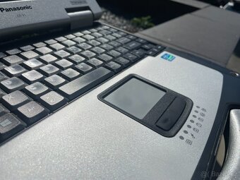pracovní tank mezi notebooky - Panasonic CF-31 - dotyk LCD - 3