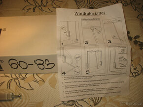 Pantograf věšák spuštěný do skříní, šatní skříně 60 - 83 cm - 3