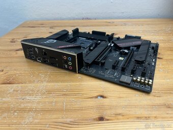 ASUS ROG STRIX B550-F GAMING Socket AM4,Funkční,Záru - 3