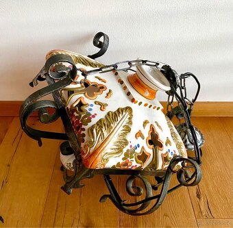 Starý mohutný kovaný lustr s porcelánem - 3