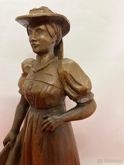 Stará, dřevěná socha, žena v kroji - 3