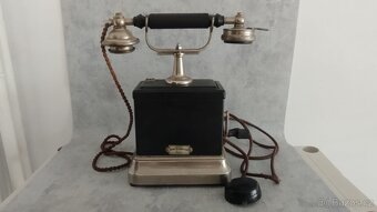 Krásný prvorepublikový starý telefon na kliku, štítek Praha - 3