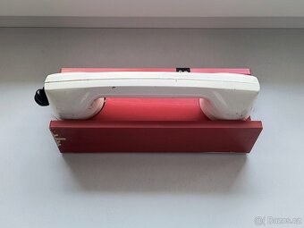 Různé starožitné telefony - 3