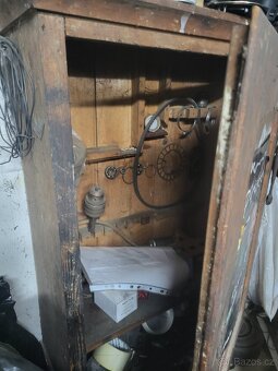 Prodám menší skříň starožitnou - 3