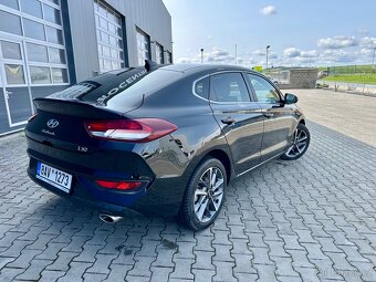Hyundai i30 Fastback 1.5T-GDI 117KW MHEV DCT ZÁRUKA - 3