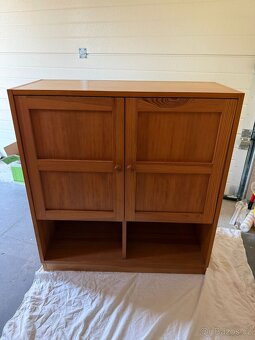 Prodám sestavu  4 skříněk borovicového nábytku - 3