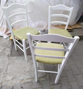 Bílé dřevěné židle s polstrovaným sedákem - 3