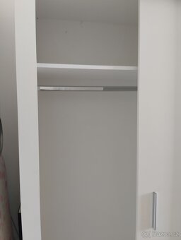Velká trojdílná šatní skříň. - 3