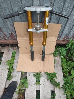 Přední vidlice SHOWA - 3