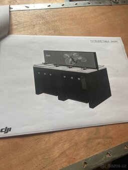 Luxusní prodejní ostrůvkový stůl na telefony - 3