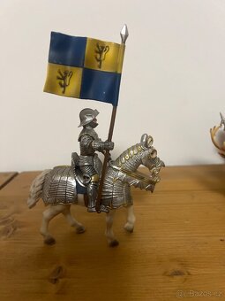 Schleich rytíř s praporem na koni - 3