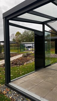 Hliníková pergola 4x2,5 m s pevnou střechou a zasklením - 3