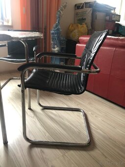 Prodám funkcionalistický stůl a 4 kožená jídelní křesla - 3