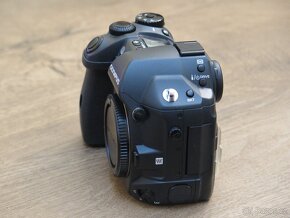 Olympus E-system E-1 tělo + grip HLD-2 na díly - 3