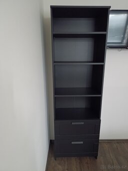 IKEA knihovna se dvěmi zásuvkami - 3