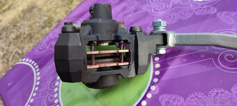 Suzuki SV 650N/S (1999- 2002) Třmen zadní + unašeč a držák - 3