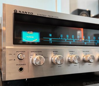 Sanyo DCX 2000L zesilovač - 3