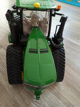 Pásový traktor Bruder John Deere 4055 - 3