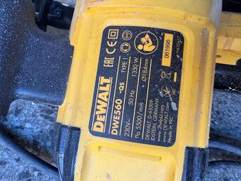 Kotoučová pila Dewalt DWE560K - 3