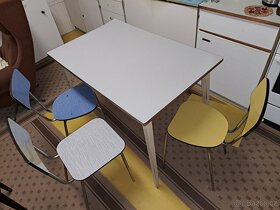 Židle dřevěné i kuchyňské, starý stůl - 3