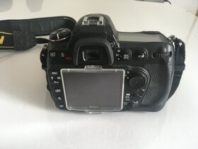 Nikon D300 s objektivem a pametovou kartou - 3