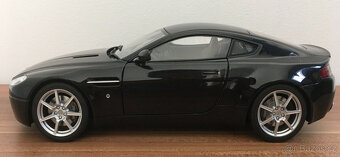 1:18 Rarita Aston Martin V8 Vantage od AutoArt - 3