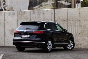 Volkswagen Touareg 3.0 TDI / TOP STAV / Night VIsion / Masáž - 3
