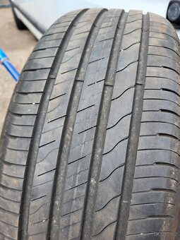 215  55 17"  GoodYear EfficientGrip - 3