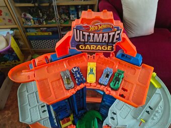 Garáž Hot wheels city s T Rex a 5 autíček - 3