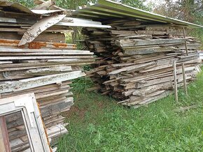 Dřevo ze stavby, desky latě aj. 4 vozíky - 3