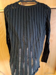 Černá halenka s dírkami - 3